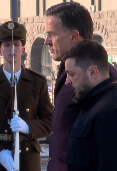 Kiev sotto attacco, Rutte e von der Leyen in visita: la Nato rassicura l’Ucraina