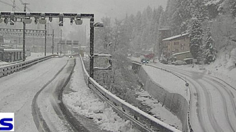 Svizzera, treno deraglia a causa di una valanga: feriti tra i passeggeri