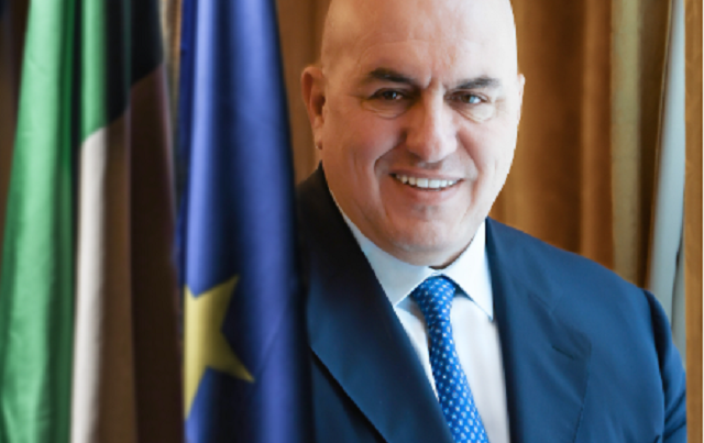 Crosetto rientra in Italia da Dubai su aereo militare, polemiche e chiarimenti