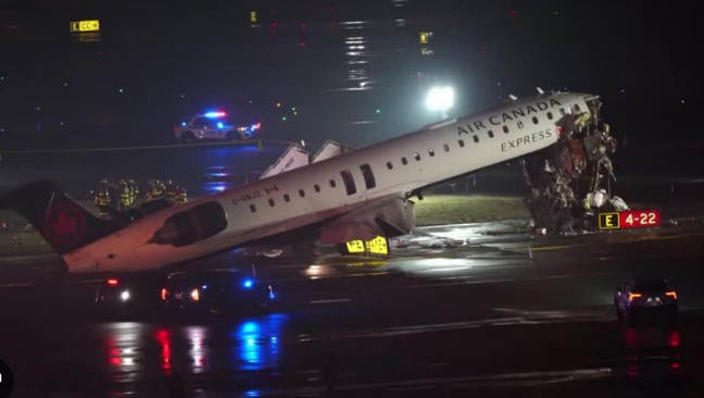New York, scontro in pista a LaGuardia tra aereo e camion: aeroporto chiuso, due morti