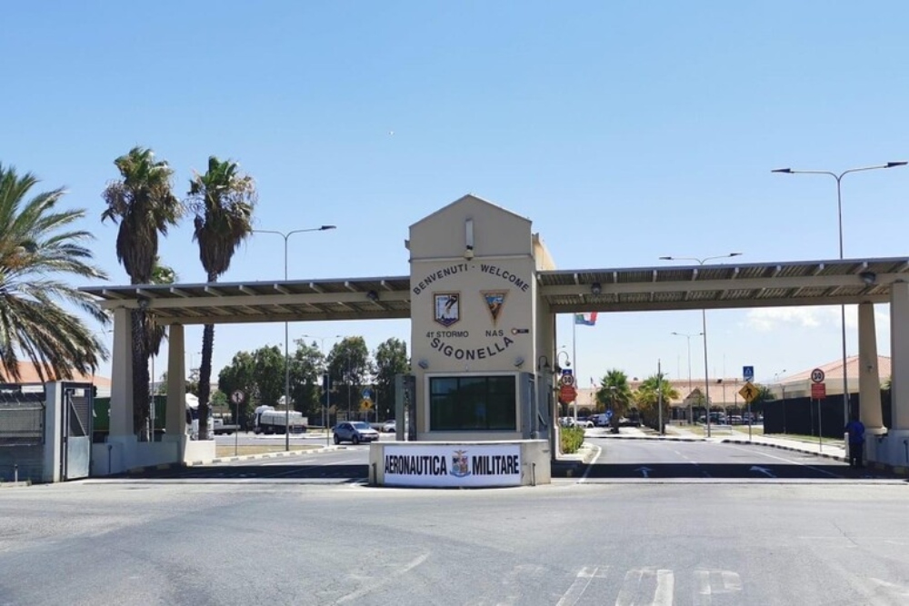 Sigonella, Crosetto nega l’uso della base aerei Usa: polemica e reazioni politiche