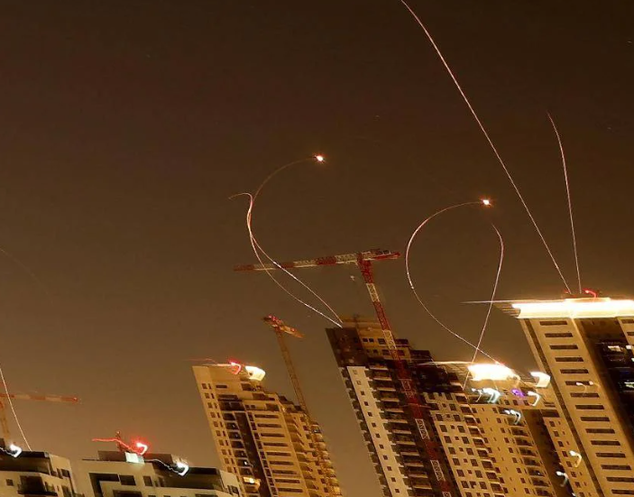 Escalation in Medio Oriente: missili dall’Iran su Tel Aviv, 4 feriti