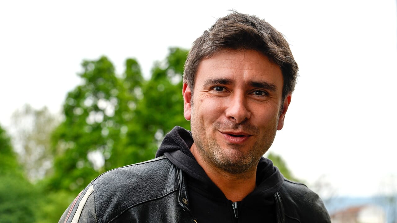 Alessandro Di Battista, condizioni ancora gravi: la compagna lo raggiunge all’Avana