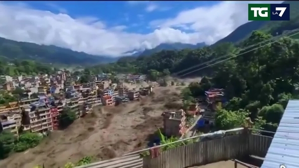 Nepal, oltre 600 morti e 2.300 feriti per le alluvioni: quasi 3mila dispersi. Salvati 350 persone intrappolate in un tunnel